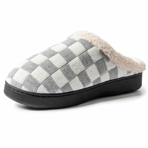 Gray checkered slipper with black sole and fluffy lining